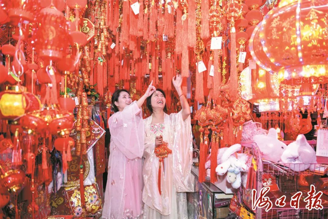 市集年味浓 商品销售旺!海口节前消费市场“热气腾腾” 市集年味浓 商品销售旺!海口节前消费市场“热气腾腾”