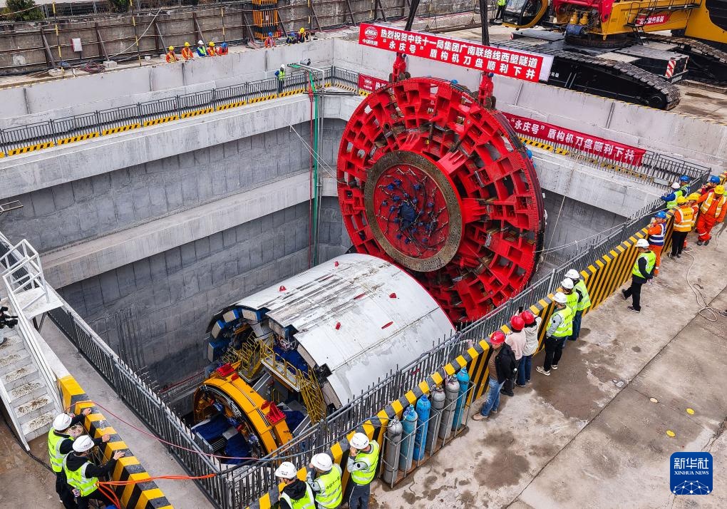 广州“高铁进城”建设盾构刀盘下井