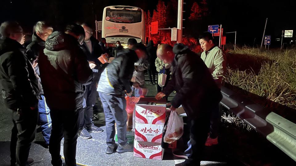 河南返乡大巴在郴州小镇发生故障停运，59人深夜又急又饿，被接下来发生的事感动