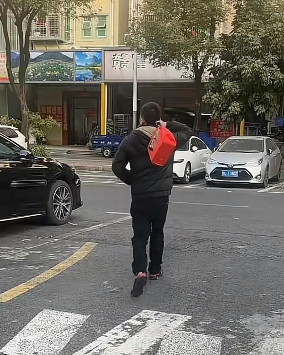 狂走600多公里!男子从广东徒步回湖南过年 狂走600多公里!男子从广东徒步回湖南过年