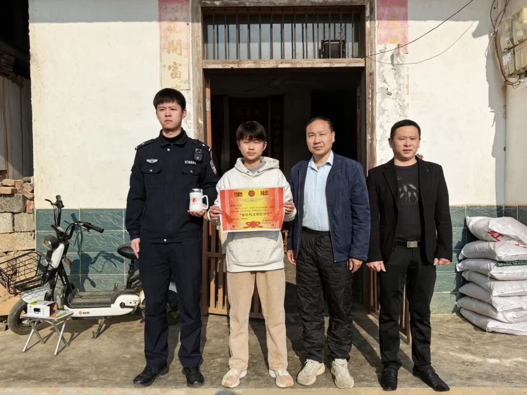 点赞!热心同学救助凤头鹰,民警将奖状送到家! 点赞!热心同学救助凤头鹰,民警将奖状送到家!