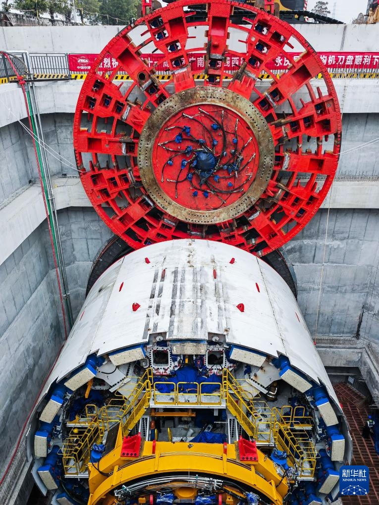 广州“高铁进城”建设盾构刀盘下井