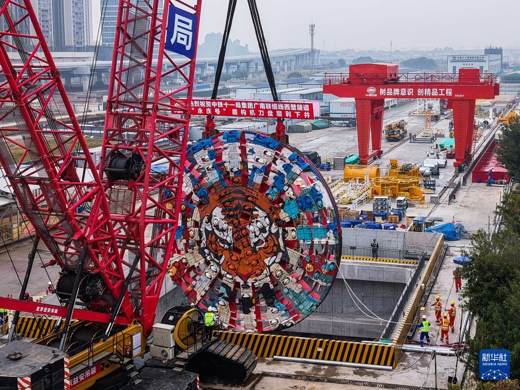 广州“高铁进城”建设盾构刀盘下井