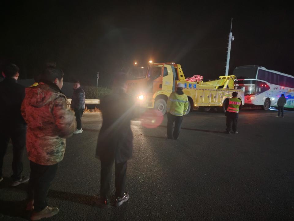 河南返乡大巴在郴州小镇发生故障停运，59人深夜又急又饿，被接下来发生的事感动