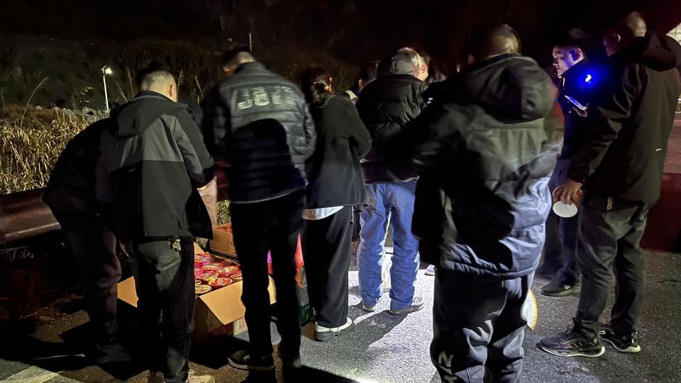 河南返乡大巴在郴州小镇发生故障停运，59人深夜又急又饿，被接下来发生的事感动