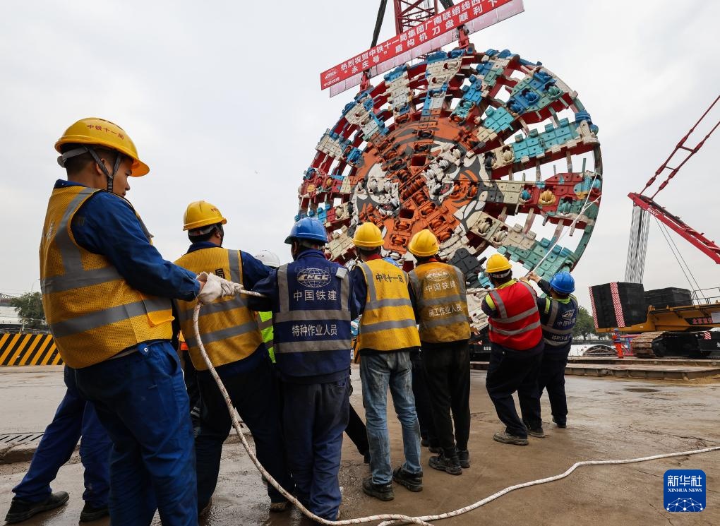 广州“高铁进城”建设盾构刀盘下井