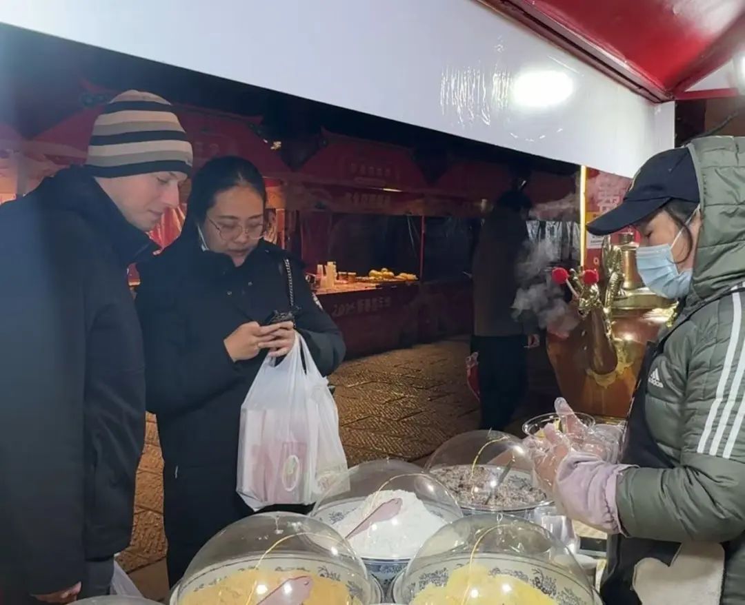 正阳桥镇水兽亮相!前门大街解锁京味春节新玩法 正阳桥镇水兽亮相!前门大街解锁京味春节新玩法