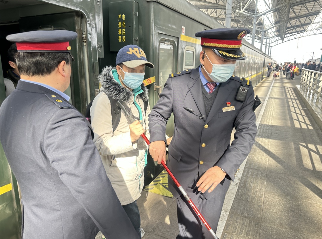 事发K8362列车!这一幕,太暖! 事发K8362列车!这一幕,太暖!