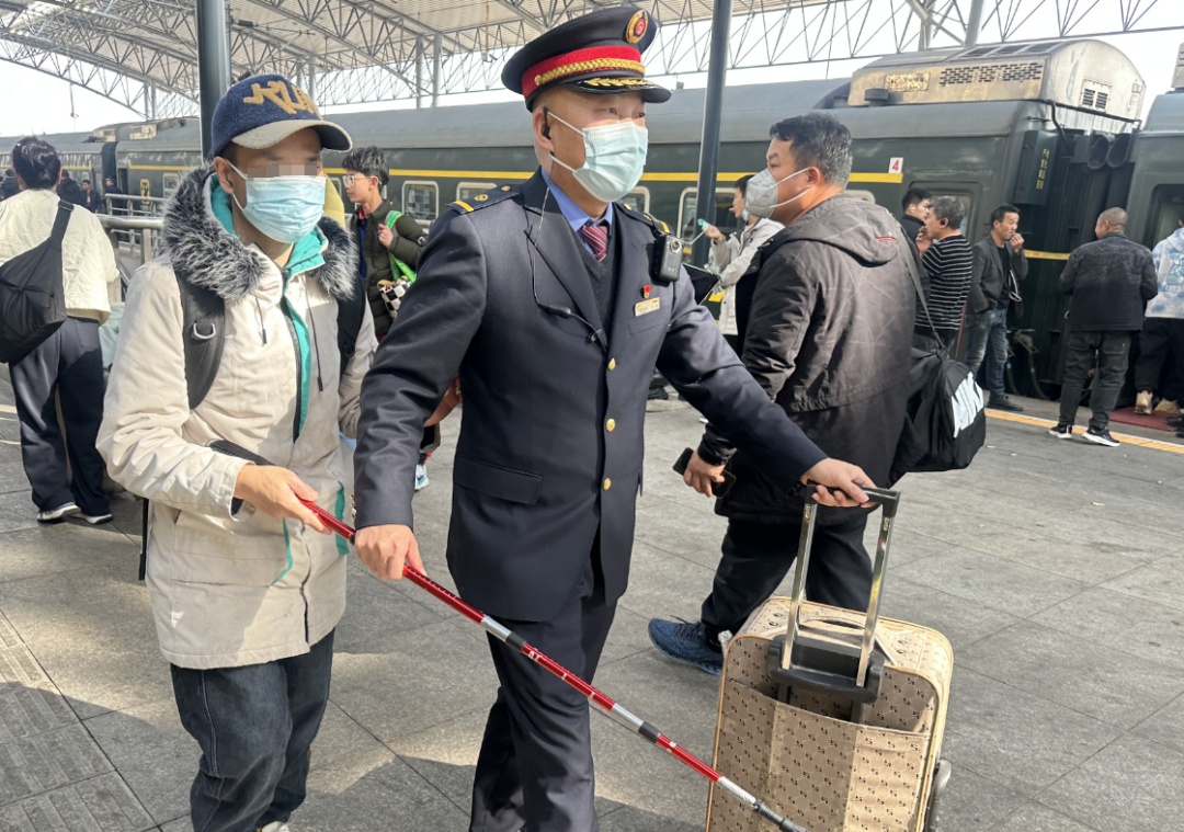 事发K8362列车!这一幕,太暖! 事发K8362列车!这一幕,太暖!