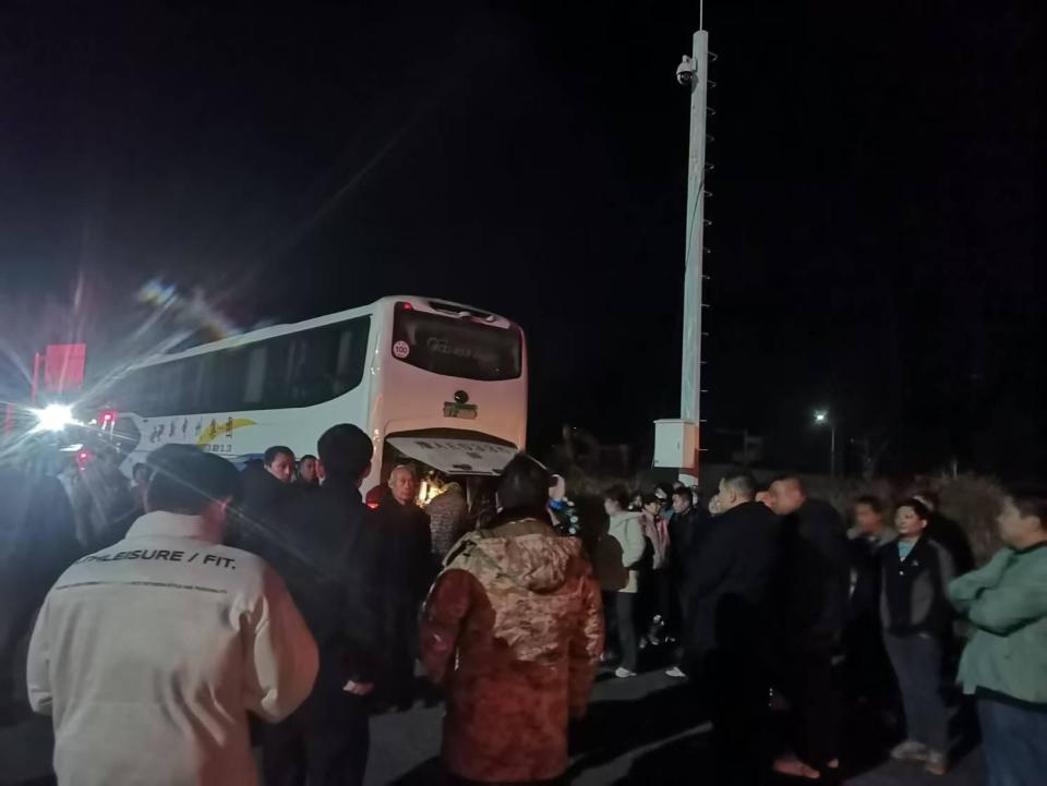 河南返乡大巴在郴州小镇发生故障停运，59人深夜又急又饿，被接下来发生的事感动