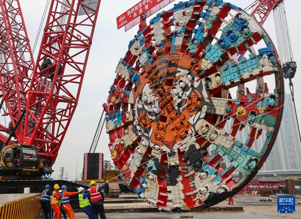 广州“高铁进城”建设盾构刀盘下井