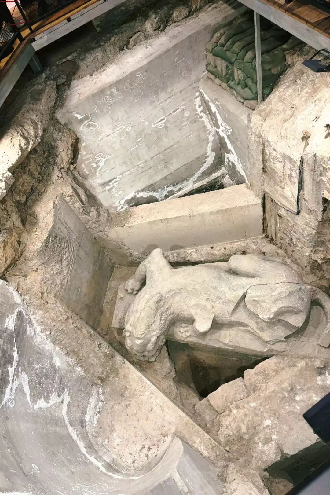 正阳桥镇水兽亮相!前门大街解锁京味春节新玩法 正阳桥镇水兽亮相!前门大街解锁京味春节新玩法