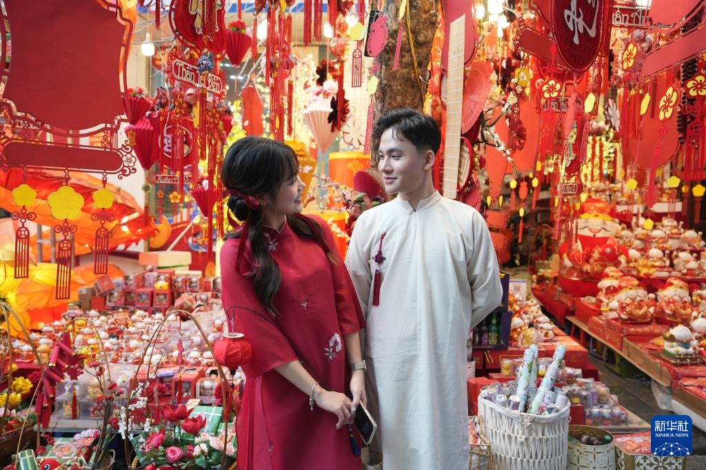越南：街巷里的“春节红”