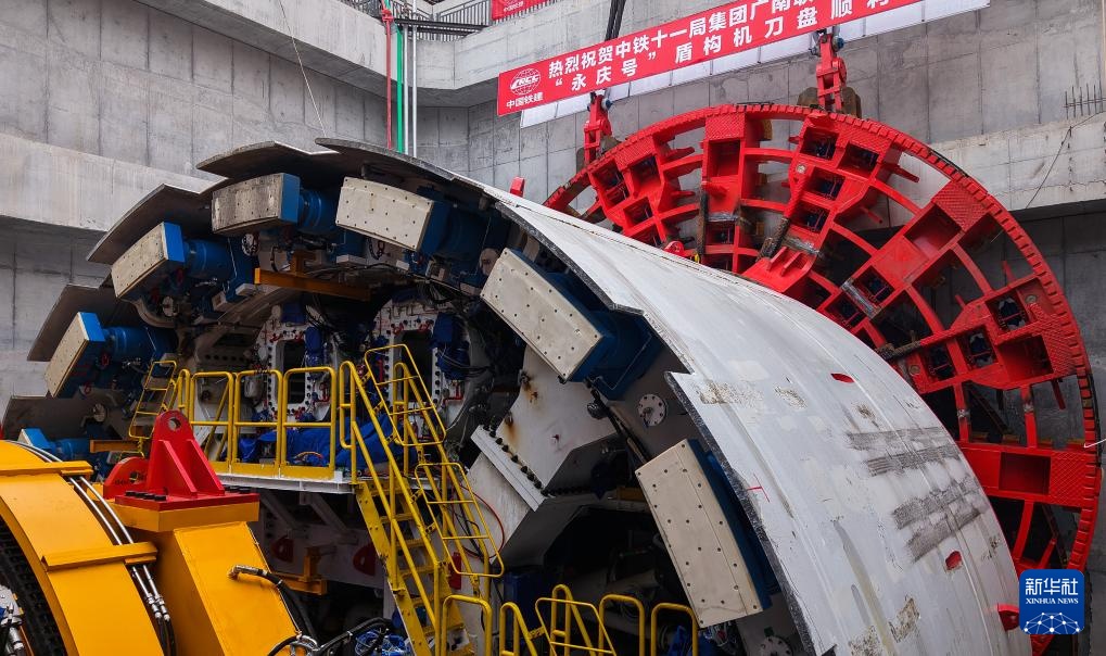 广州“高铁进城”建设盾构刀盘下井