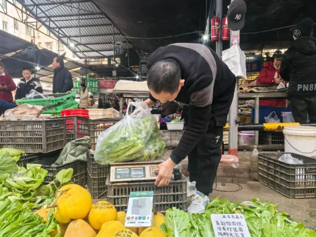 卖菜大爷为菜写诗，热爱生活的样子值得点赞