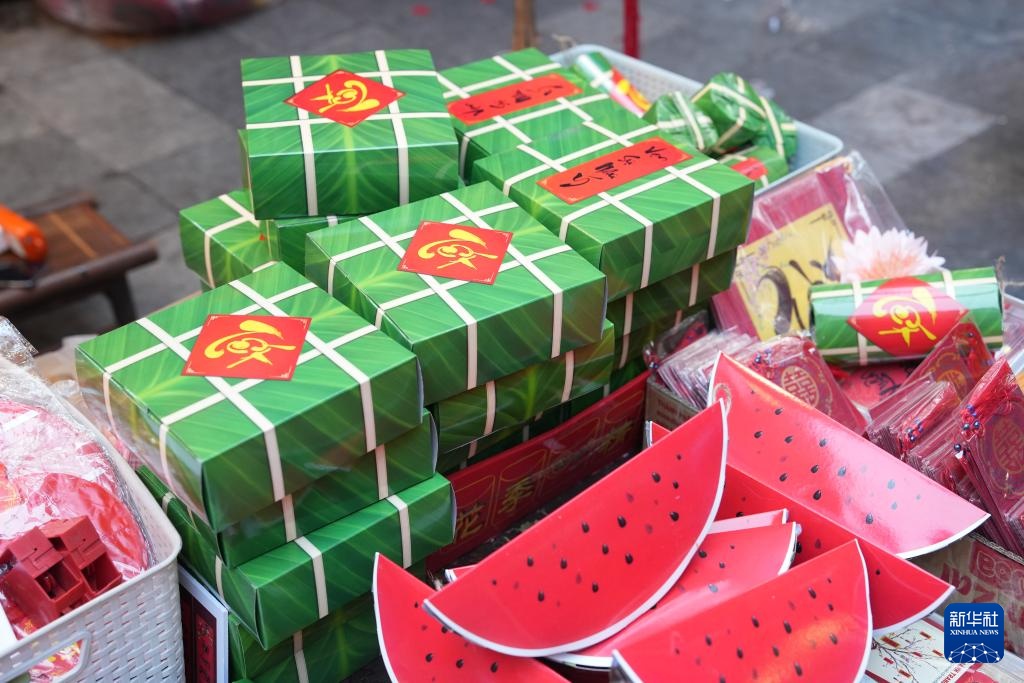 越南：街巷里的“春节红”