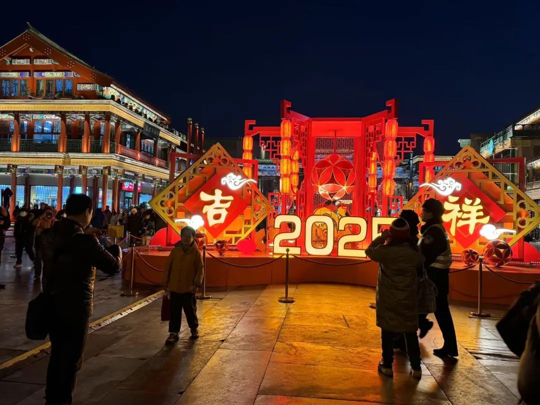 正阳桥镇水兽亮相!前门大街解锁京味春节新玩法 正阳桥镇水兽亮相!前门大街解锁京味春节新玩法