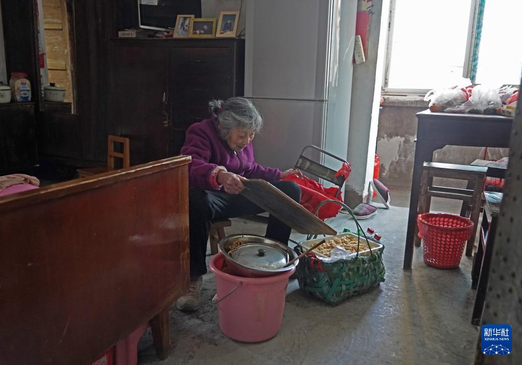 温度丨小摊大爱 ——“一毛钱奶奶”