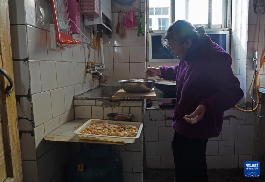 温度丨小摊大爱 ——“一毛钱奶奶”