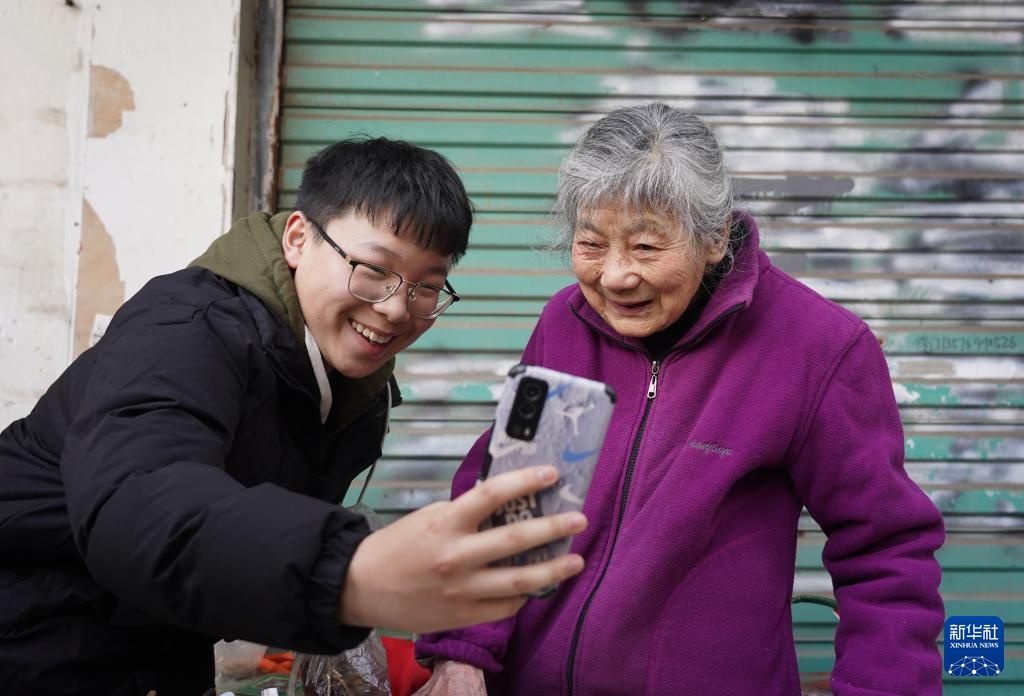温度丨小摊大爱 ——“一毛钱奶奶”