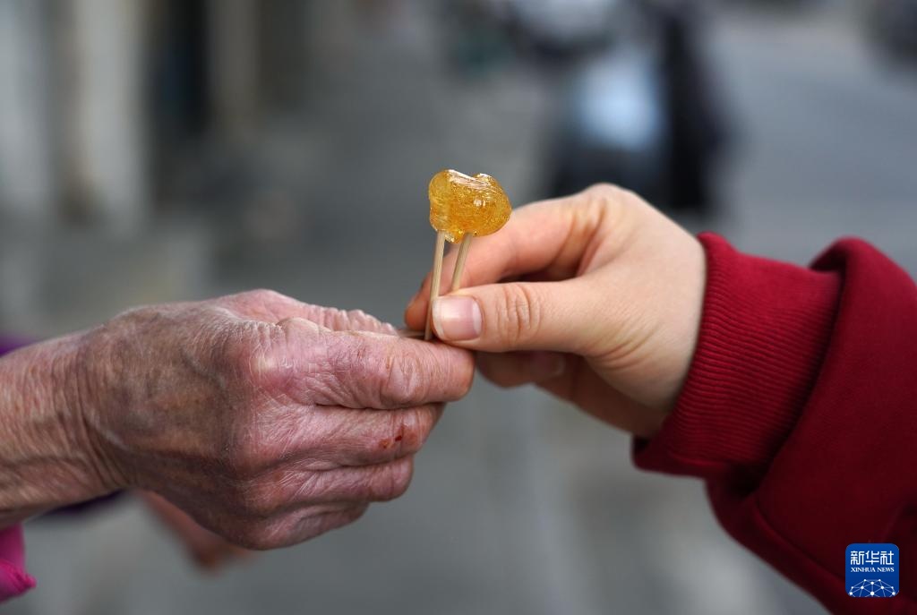 温度丨小摊大爱 ——“一毛钱奶奶”