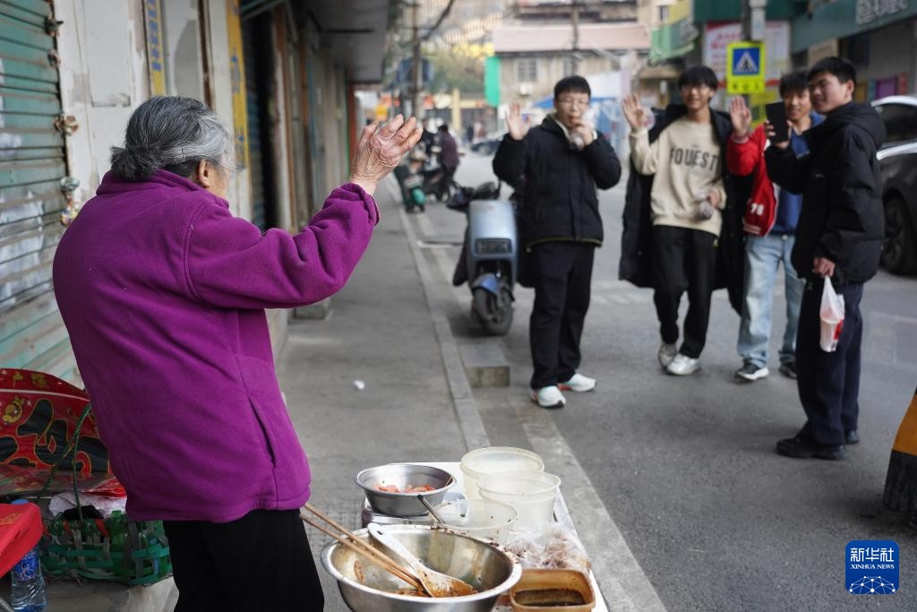 温度丨小摊大爱 ——“一毛钱奶奶”