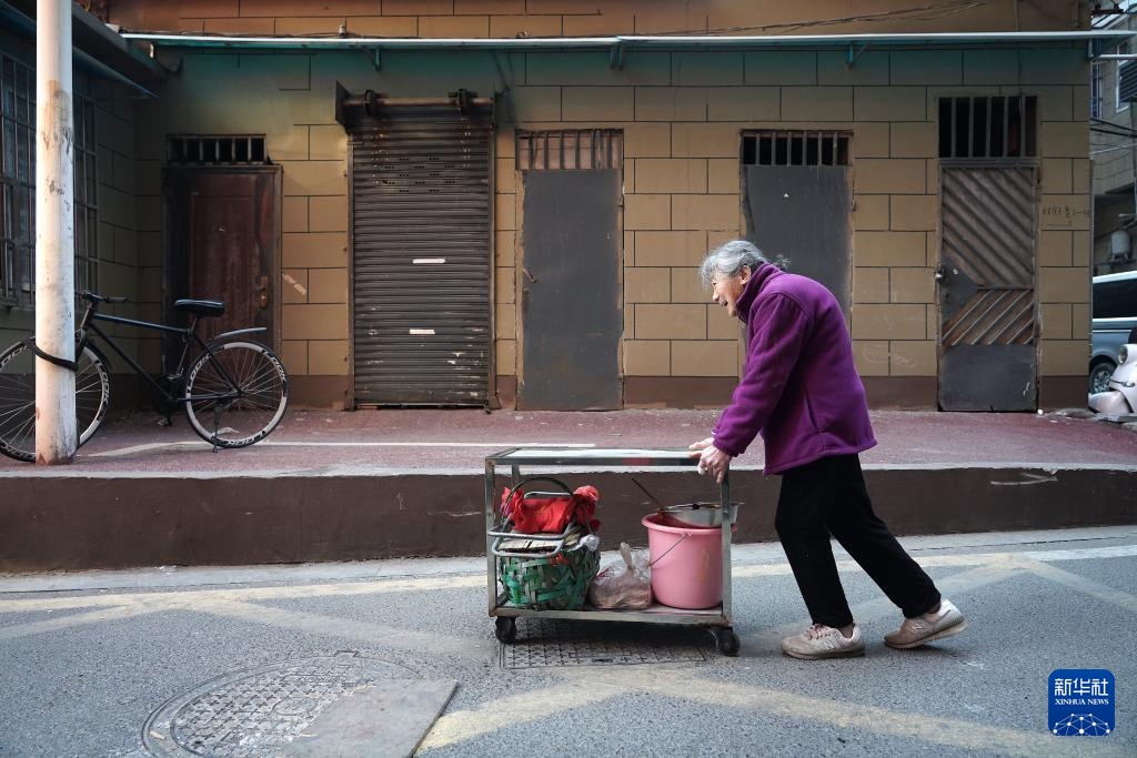温度丨小摊大爱 ——“一毛钱奶奶”