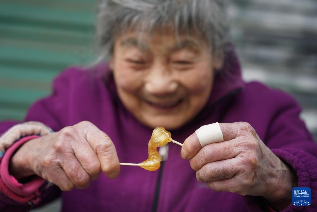 温度丨小摊大爱 ——“一毛钱奶奶”