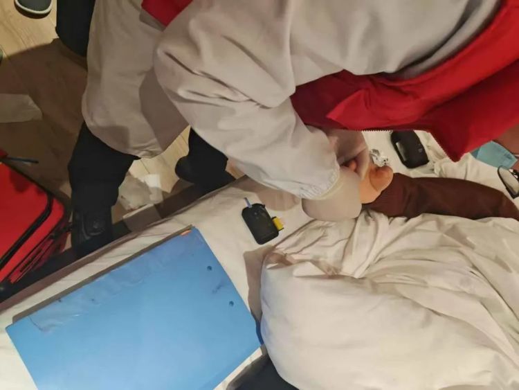 警报声响起！有人出现精神异常，刚下班的他火速赶往事发地