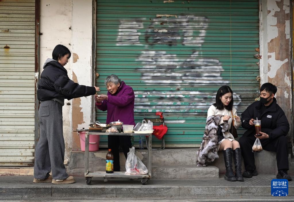 温度丨小摊大爱 ——“一毛钱奶奶”