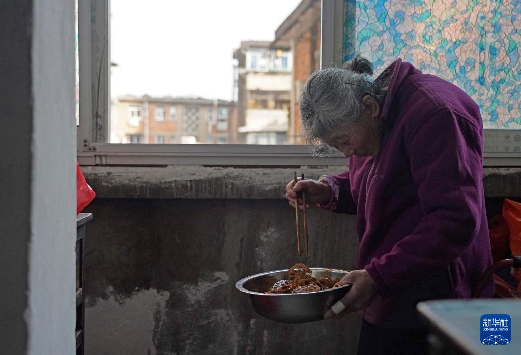 温度丨小摊大爱 ——“一毛钱奶奶”