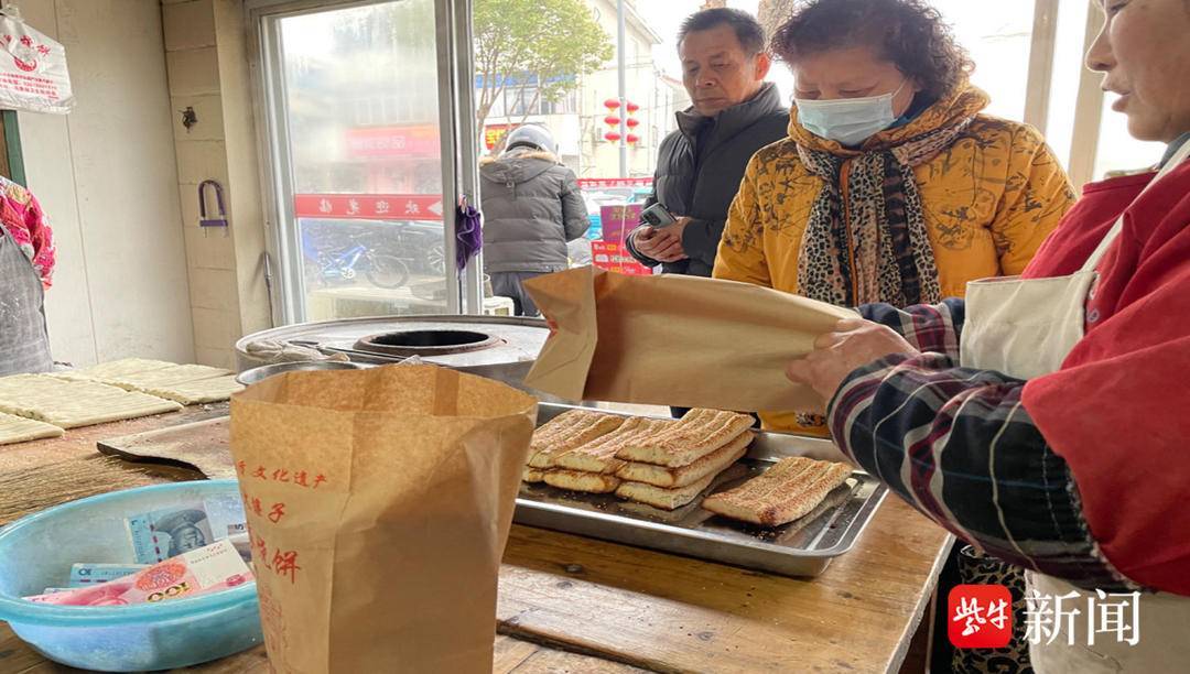 年前赶大集，大爷大妈们不急备年货，先来嚼两板火烧连子