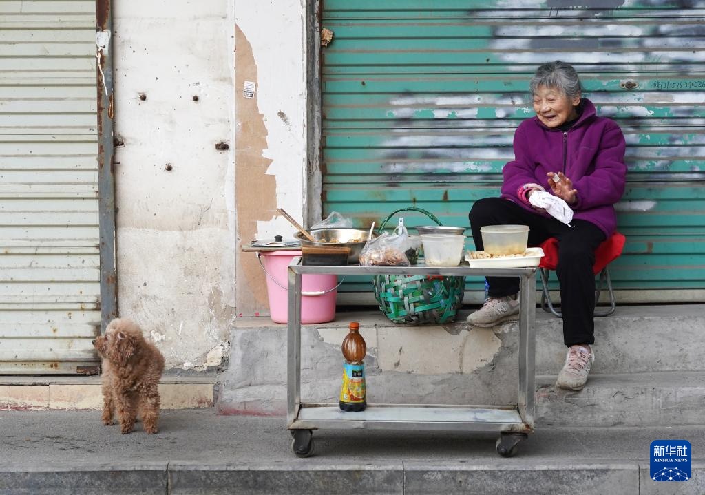 温度丨小摊大爱 ——“一毛钱奶奶”