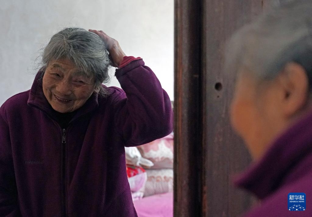 温度丨小摊大爱 ——“一毛钱奶奶”