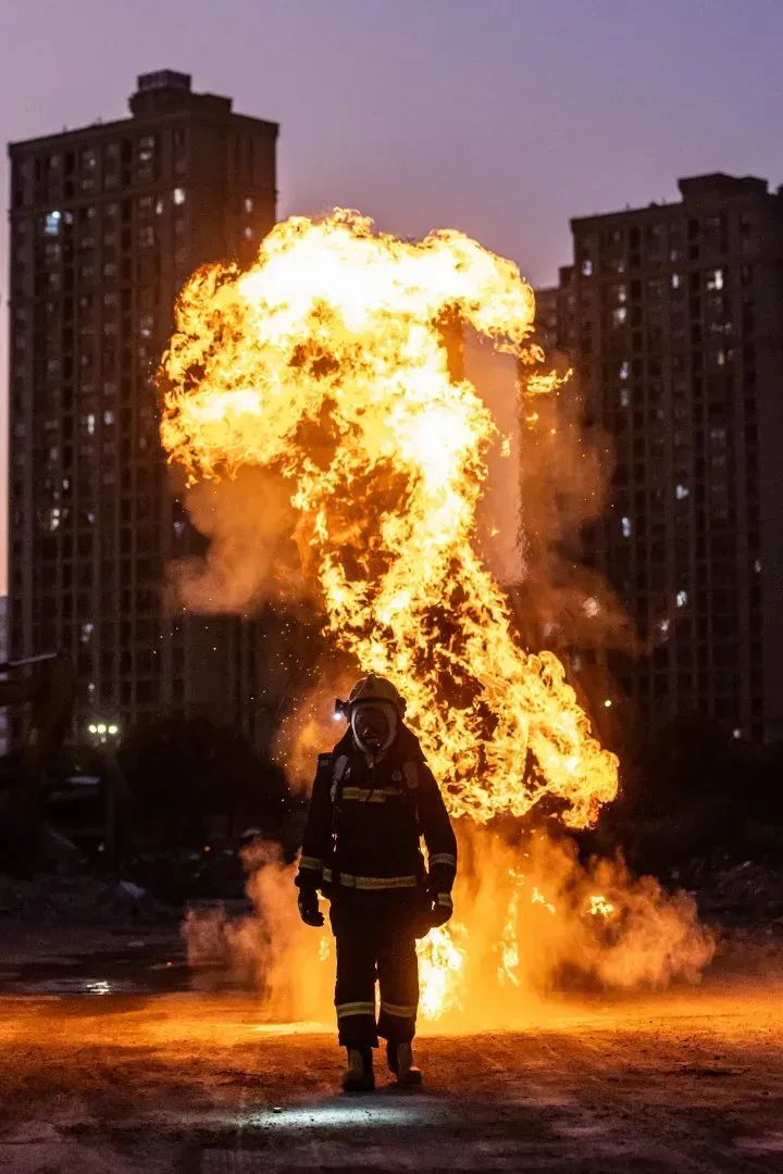 烟花爆竹这种操作很危险，千万别跟风！