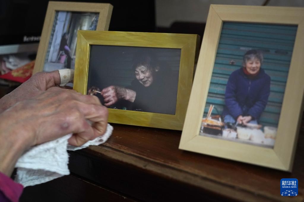 温度丨小摊大爱 ——“一毛钱奶奶”