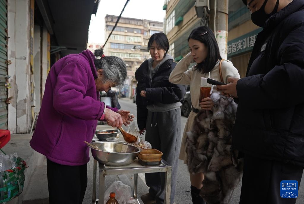 温度丨小摊大爱 ——“一毛钱奶奶”