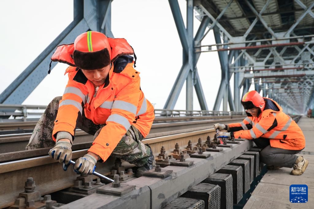 南京长江大桥上的铁路护桥人