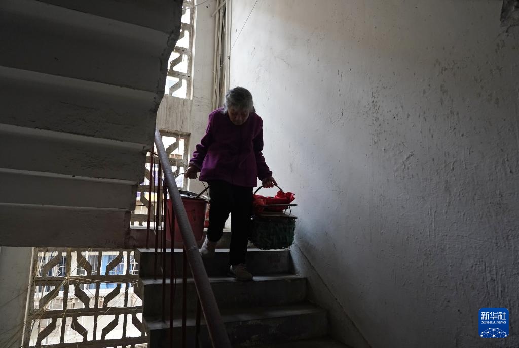 温度丨小摊大爱 ——“一毛钱奶奶”