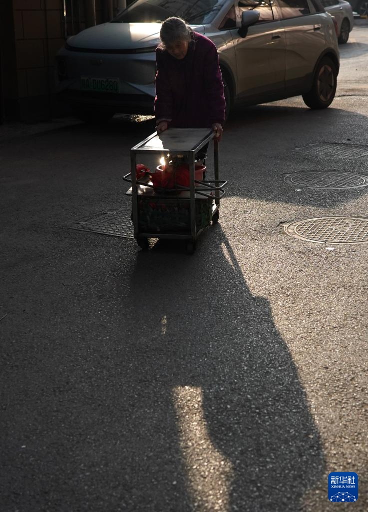 温度丨小摊大爱 ——“一毛钱奶奶”