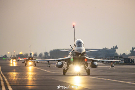 燃！南部战区空军飞行训练高清图