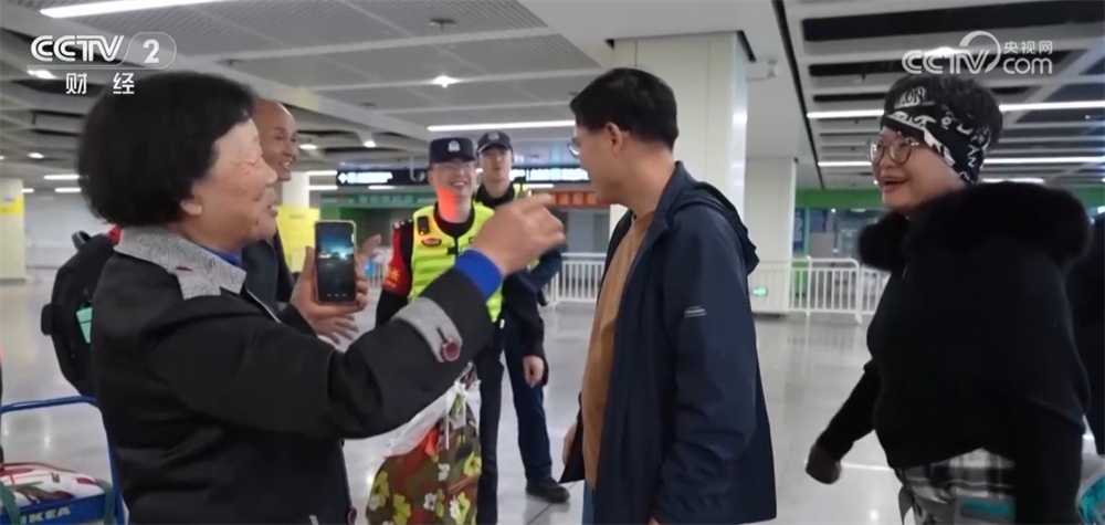 “反向春运”客流量进一步上升 铁路部门用心用情温暖“回家路”