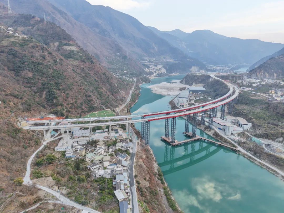 全部贯通!泸石高速泸定段今年将再通45公里 全部贯通!泸石高速泸定段今年将再通45公里