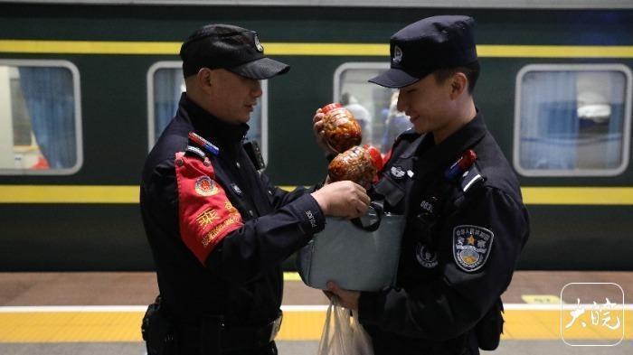 乘警父亲给特警儿子送家乡特产,父子俩站台团聚26分钟 乘警父亲给特警儿子送家乡特产,父子俩站台团聚26分钟