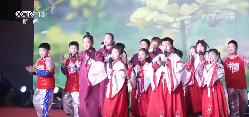 自导自演迎新春 歌唱当代好生活!火热“村晚”点亮春节“仪式感” 自导自演迎新春 歌唱当代好生活!火热“村晚”点亮春节“仪式感”