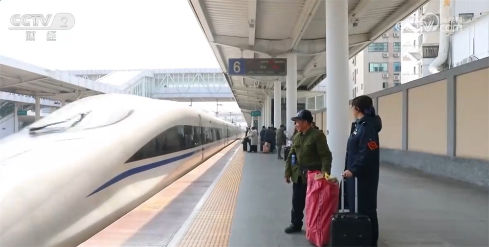 “反向春运”客流量进一步上升 铁路部门用心用情温暖“回家路”