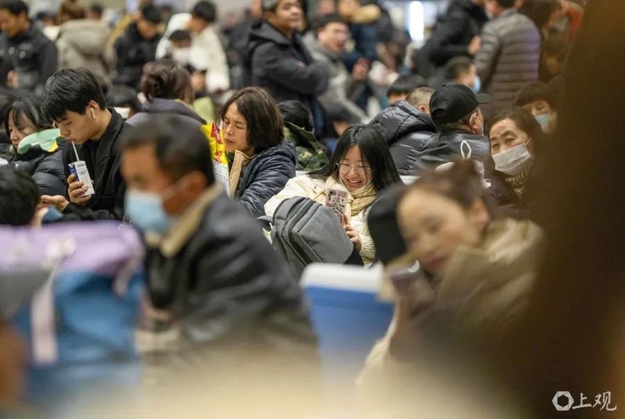迎来最高峰！上海各大火车站通宵运营，高铁动车罕见值夜班