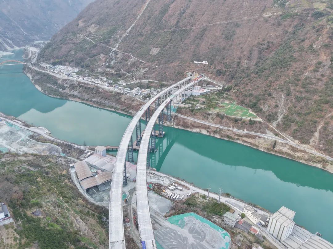 全部贯通!泸石高速泸定段今年将再通45公里 全部贯通!泸石高速泸定段今年将再通45公里