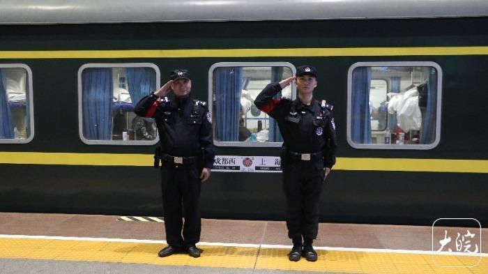 乘警父亲给特警儿子送家乡特产,父子俩站台团聚26分钟 乘警父亲给特警儿子送家乡特产,父子俩站台团聚26分钟