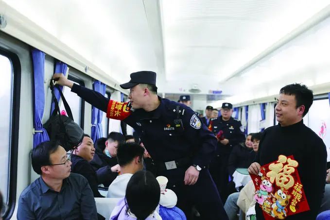 新春走基层 | 跨越万里，在“青春列车”上过小年